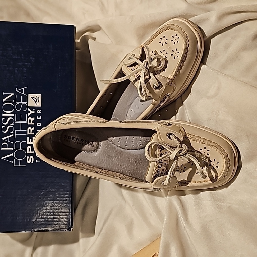 Sperry topside eyelet cutouts 5.5 great condition